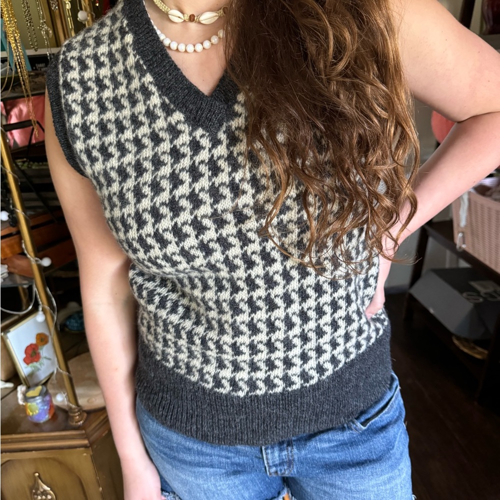 English Shetland wool houndstooth knitted vest, sz M